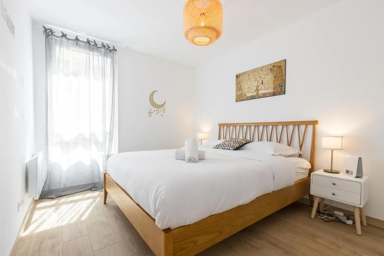 Large 2 Bdr At Nice Port Francia