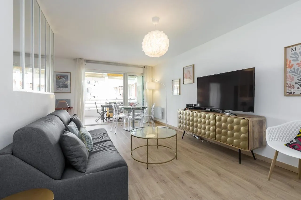 Large 2 Bdr At Nice Port Francia