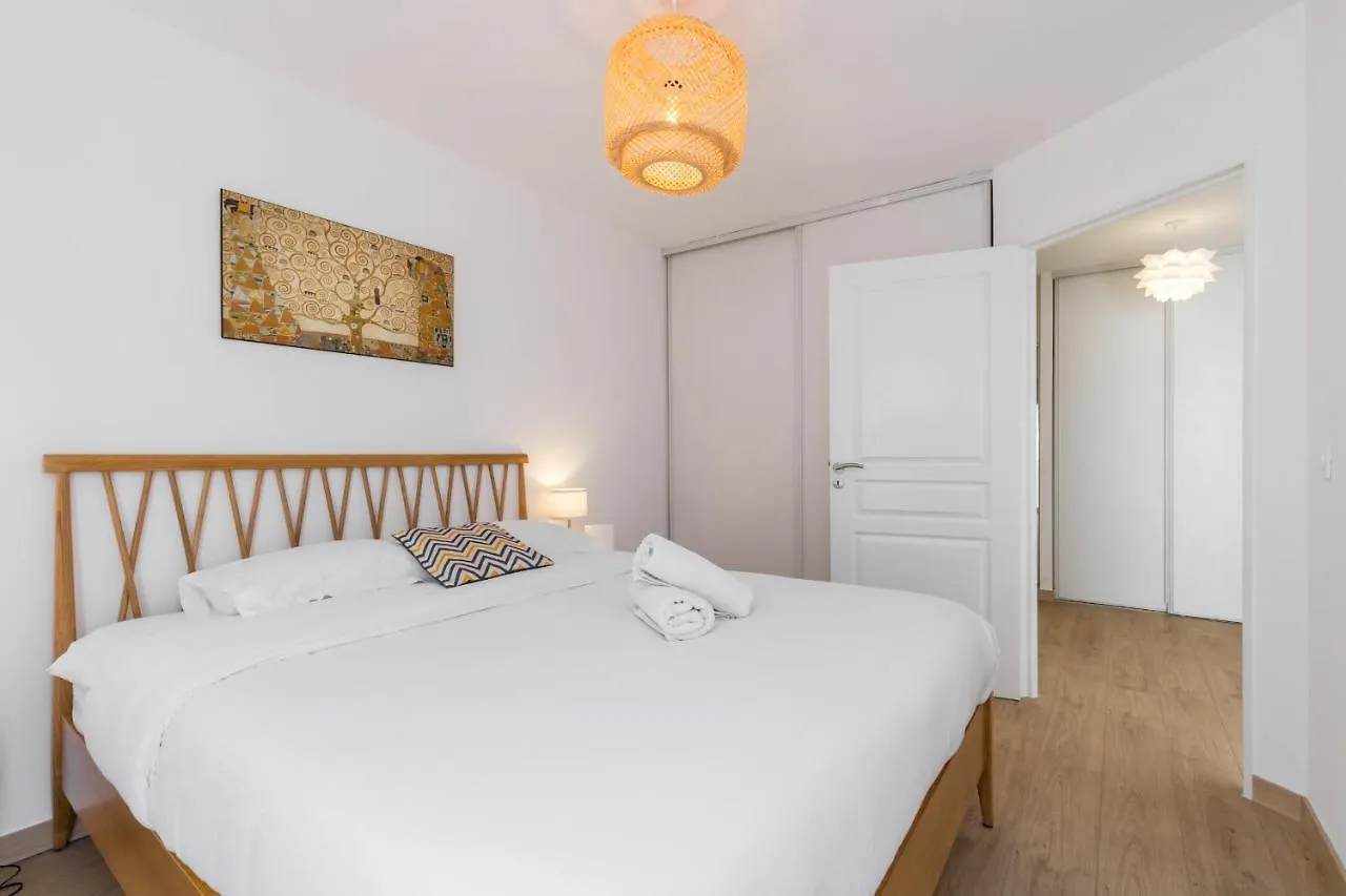 Large 2 Bdr At Nice Port Apartment